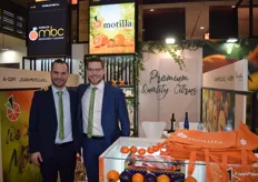 Hermanos Juan y Javier Motilla, en el stand de Motilla, empresa valenciana productora y comercializadora de cítricos.